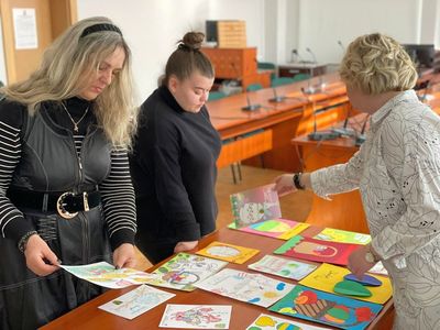 Trzy panie z Gminnej Biblioteki Publicznej dokonują oceny kartek.