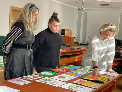 Trzy panie z Gminnej Biblioteki Publicznej dokonują oceny kartek.