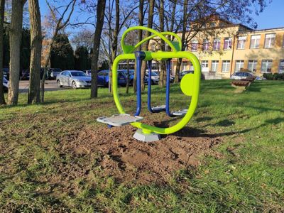 Siłownie zewnętrzne dla dzieci zamontowane przy Świetlicy Kultury w Malechowie.