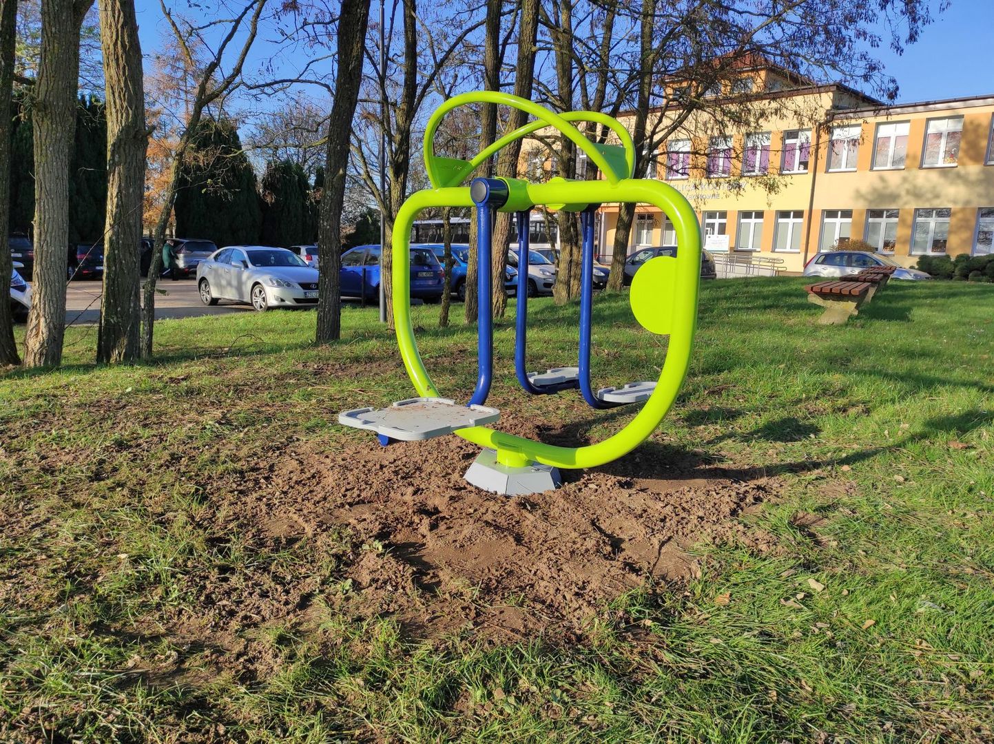 Siłownie zewnętrzne dla dzieci zamontowane przy Świetlicy Kultury w Malechowie.