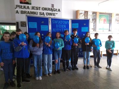 Uczniowie klasa szóstej ze Szkoły Podstawowej w Lejkowie ubrani na niebiesko.