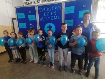 Uczniowie klasa pierwszej z wychowawcą ze Szkoły Podstawowej w Lejkowie ubrani na niebiesko. 