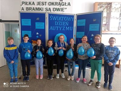 Uczniowie klasa trzeciej ze Szkoły Podstawowej w Lejkowie ubrani na niebiesko. 