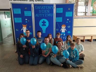 Uczniowie klasa piątej ze Szkoły Podstawowej w Lejkowie ubrani na niebiesko. 