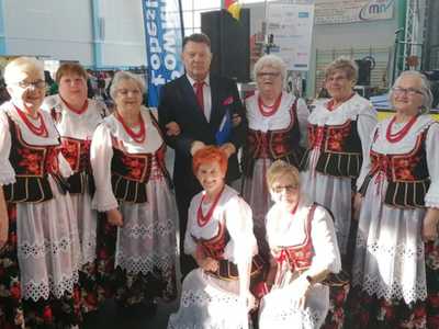 Zespół Ostrowianie z prowadzącym konkurs.