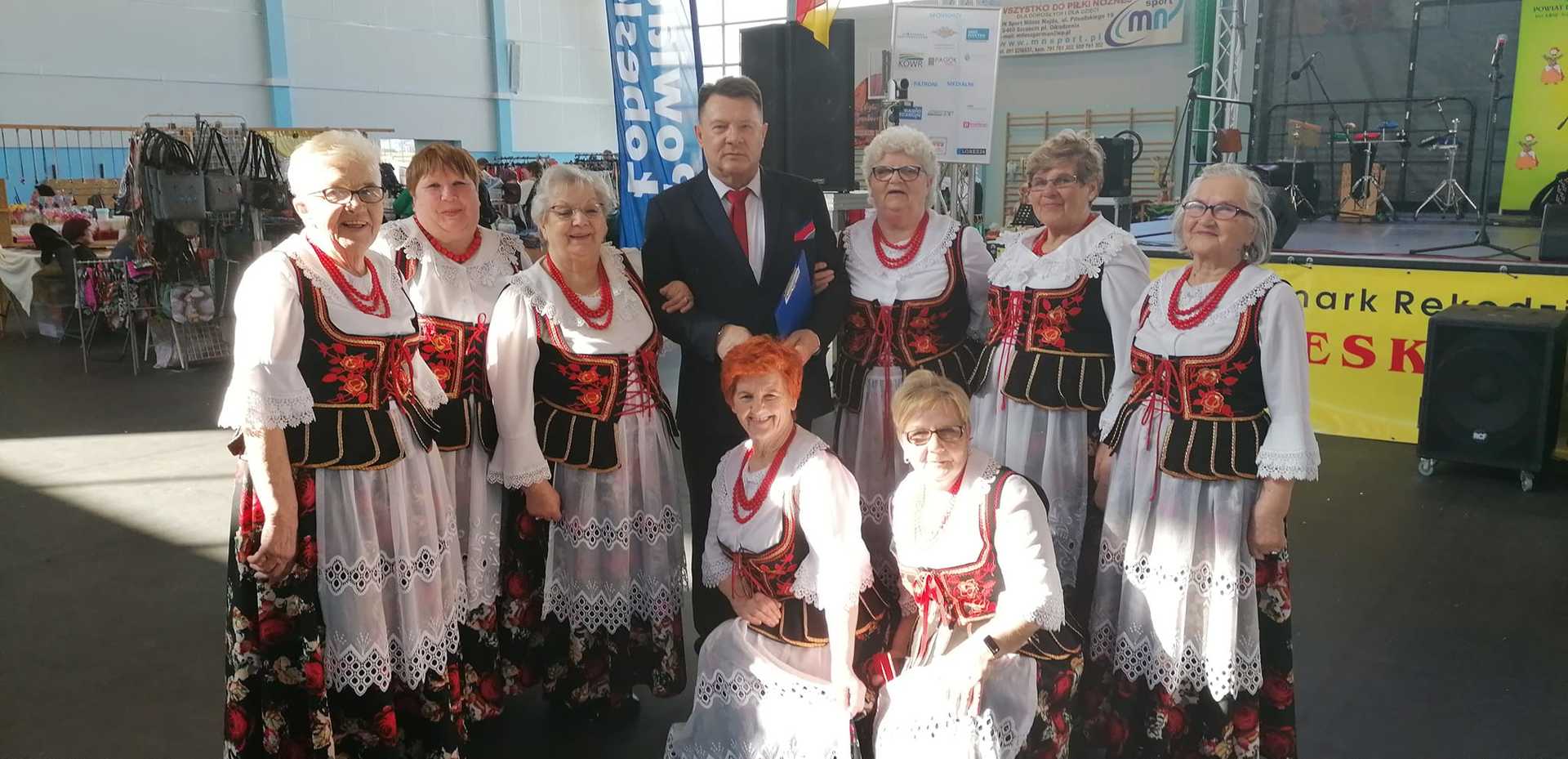 Zespół Ostrowianie z prowadzącym konkurs.
