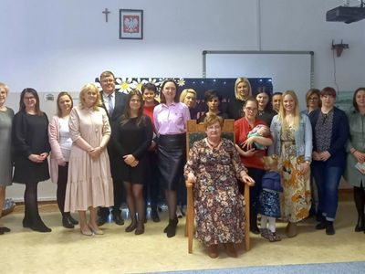 Zdjęcie grupowe kadry Przedszkola w Malechowie i odchodząca na emeryturę Maria Pasek w centralnym punkcie na tronie.