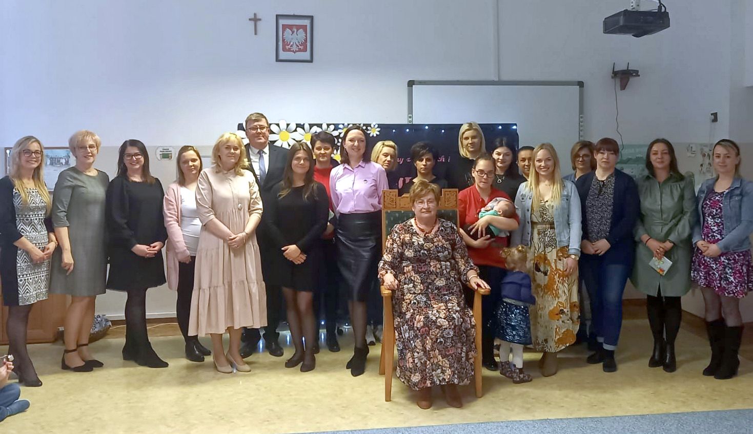 Zdjęcie grupowe kadry Przedszkola w Malechowie i odchodząca na emeryturę Maria Pasek w centralnym punkcie na tronie.