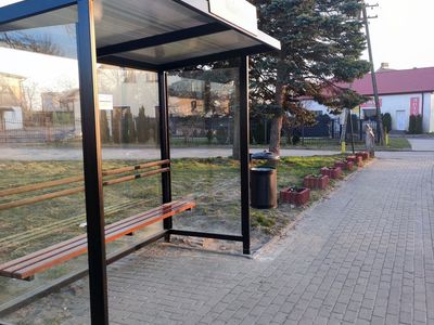Nowa wiata przystankowa w Malechowie przy krajowej "szóstce". 