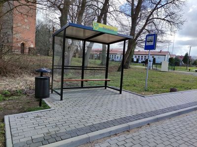 Nowa wiata przystankowa w Niemicy.