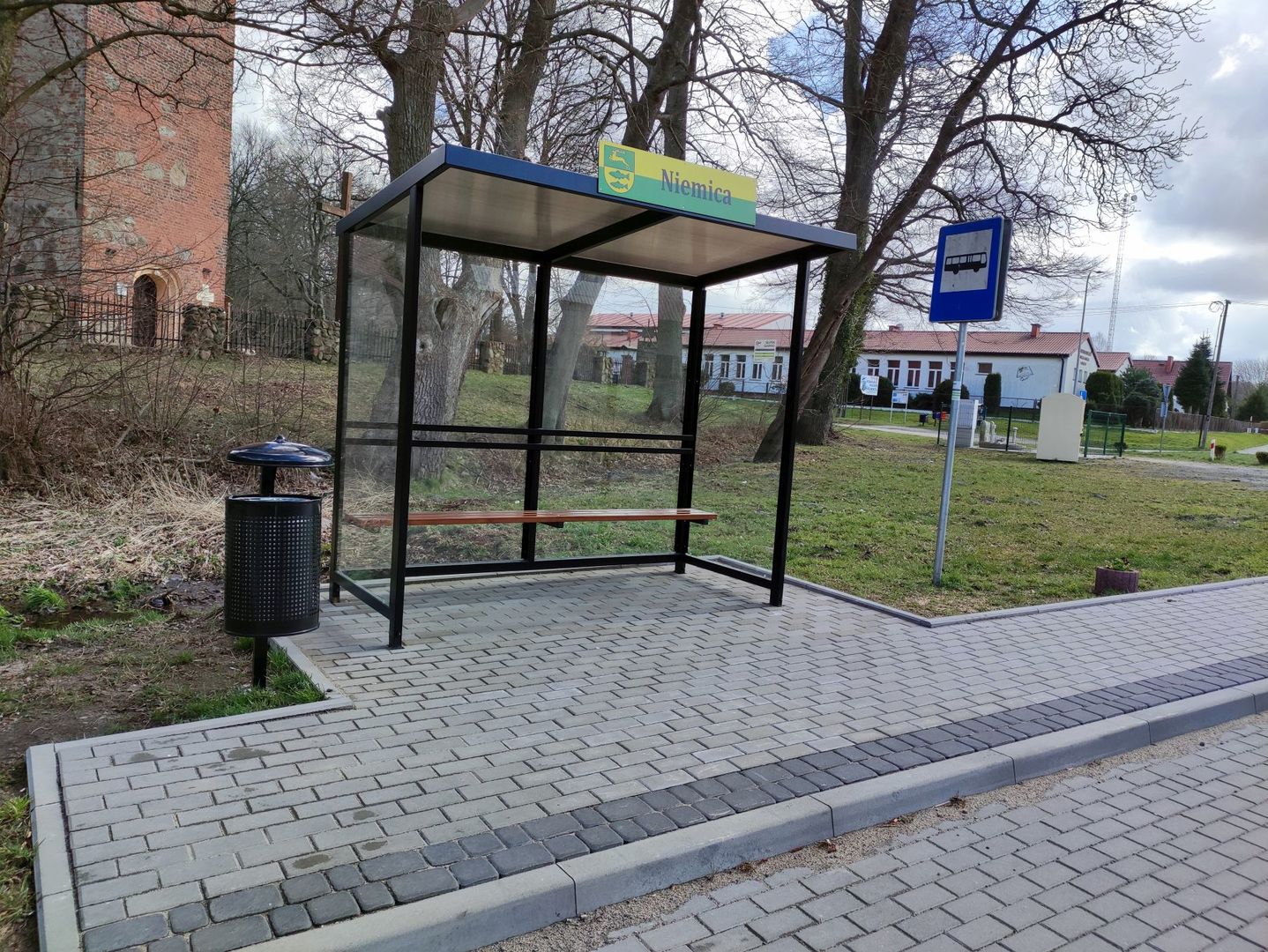 Nowa wiata przystankowa w Niemicy.