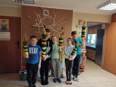  Wychowankowie z Placówki Wsparcia Dziennego w Kosierzewie prezentują wykonane palmy wielkanocne.