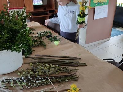 Dziewczynka z PWD w Kosierzewie wykonująca palmę wielkanocną.