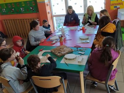 Dzieci z Placówki Wsparcia Dziennego w Laskach wykonują ozdoby Wielkanocne.