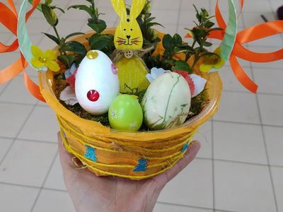 Koszyczek Wielkanocny wykonany przez wychowanków Placówki Wsparcia Dziennego w Laskach. 