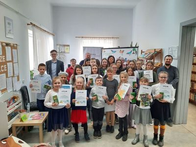 Grupa uczestników gminnego konkursu recytatorskiego w Gminnej Bibliotece Publicznej w Malechowie wraz z opiekunami i organizatorami.