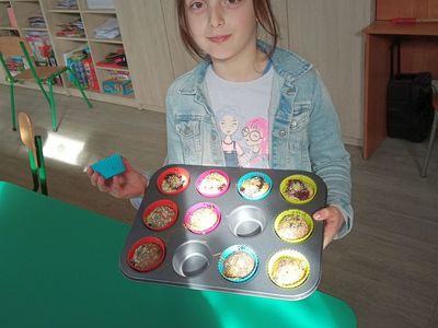 Ola z Placówki Wsparcia Dziennego w Niemicy prezentuje upieczone babeczki.