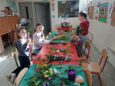 Przygotowywanie palm przez dzieci z Placówki Wsparcia Dziennego w Niemicy.