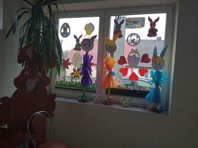 Udekorowane okna przez dzieci z Placówki Wsparcia Dziennego w Niemicy.