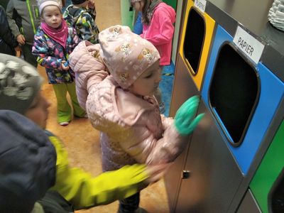 Przedszkolaki z Ostrowca przy koszu do segregacji  śmieci.