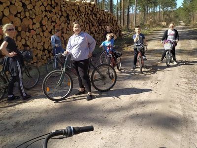 Dzieci z Placówki Wsparcia Dziennego z Lasek na wycieczce rowerowej.