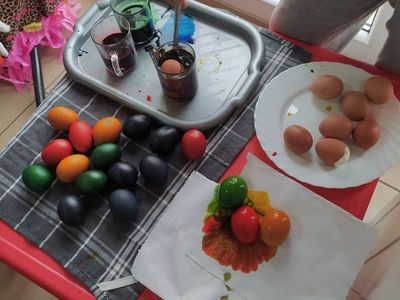 Wychowankowie z Placówki Wsparcia Dziennego w Laskach składają sobie życzenia przy stole Wielkanocnym.


5.Wychowankowie z PWD Laski malują pisanki.