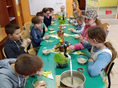 Wychowankowie z Placówki Wsparcia Dziennego w Laskach degustują żurek Wielkanocny.