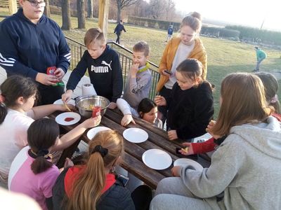 Dzieci z Karwic podczas spożywania frytek przed świetlicą.