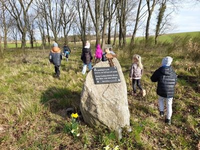 Dzieci z Placówki Wsparcia Dziennego w Sulechowie zwiedzające przedwojenny cmentarz.