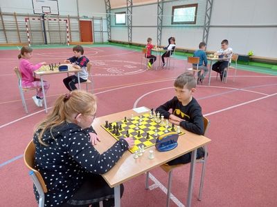 Partia szachowa nr 1, dzieci na sali gimnastycznej podczas rozgrywek. 