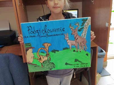 Podopieczna z Placówki Wsparcia Dziennego w Laskach z podziękowaniem dla przybyłych gości.