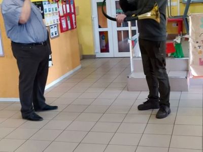 Myśliwi w trakcie gry sygnałów myśliwskich w Placówce Wsparcia Dziennego w Laskach.