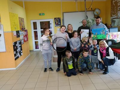 Pamiątkowe zdjęcie dzieci z Placówki Wsparcia Dziennego w Laskach z gośćmi.
