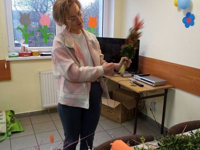Mieszkanka Karwic podczas przygotowywania palmy.