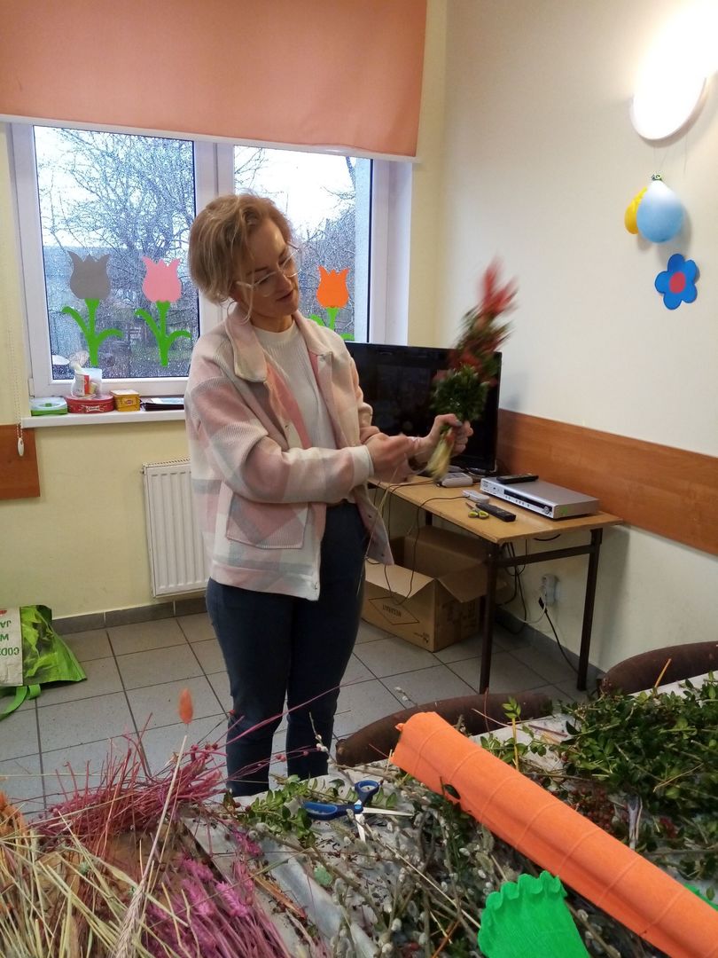 Mieszkanka Karwic podczas przygotowywania palmy.