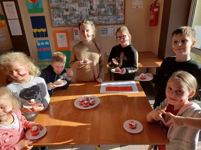 Dzieci z Placówki Wsparcia Dziennego w Sulechowie pozują z babeczkami w biało-czerwonych barwach.