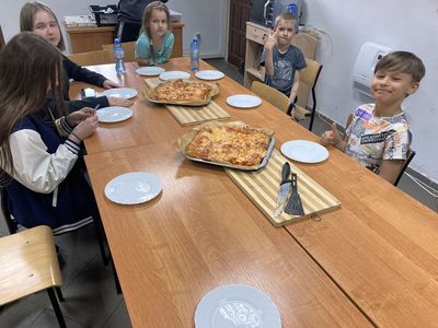 Dzieci z Placówki Wsparcia Dziennego w Święcianowie degustują przygotowaną przez siebie pizzę.