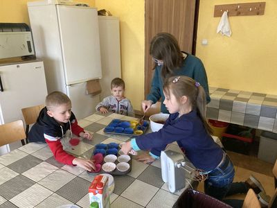 Dzieci z Placówki Wsparcia Dziennego w Święcianowie w trakcie przygotowywania czekoladowych muffinek