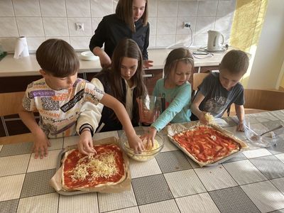 Dzieci z Placówki Wsparcia Dziennego w Święcianowie w trakcie przygotowywania pizzy.