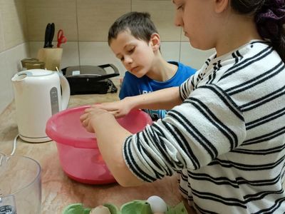 Dzieci z Placówki Wsparcia Dziennego przygotowują składniki do deseru.