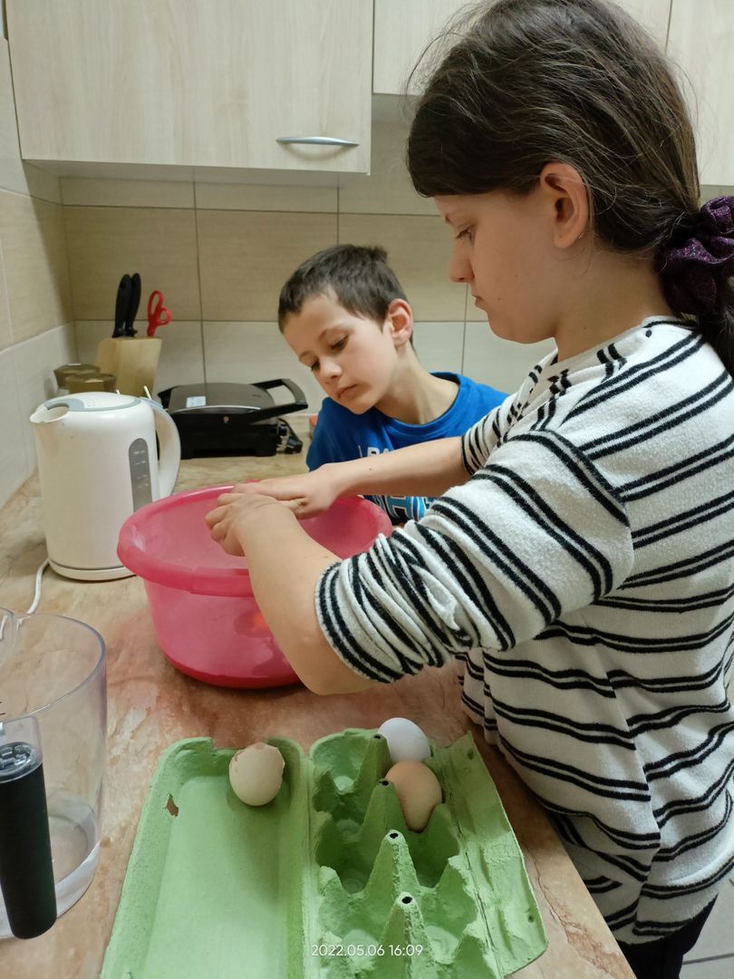Dzieci z Placówki Wsparcia Dziennego przygotowują składniki do deseru.
