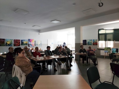 Seniorzy podczas seansu filmowego w Świetlicy Kultury w Malechowie.