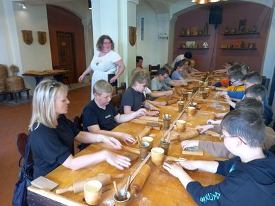 Dzieci z Ostrowca podczas warsztatów pieczenia pierników w Toruniu.
