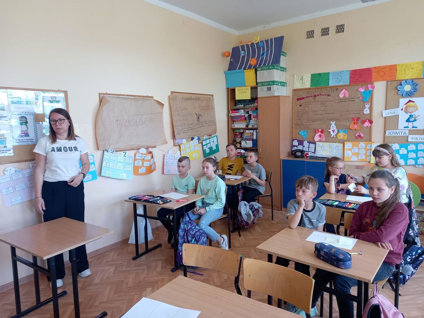Uczniowie klasy I i III biorący udział w lekcji pokazowej pod okiem prowadzącego - Pana Huberta.
