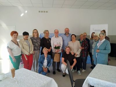 Uczestnicy spotkania autorskiego z Danielem Odiją wspólnie pozują z prozaikiem.
