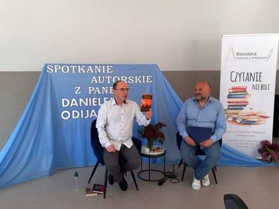 Na zdjęciu widoczny jest pisarz Daniel Odija oraz pracownik GBP w Malechowie.