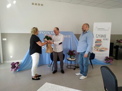 Dyrektor Gminnej Biblioteki Publicznej w Malechowie - Anna Zając, wręcza bukiet kwiatów Panu Danielowi Odija.