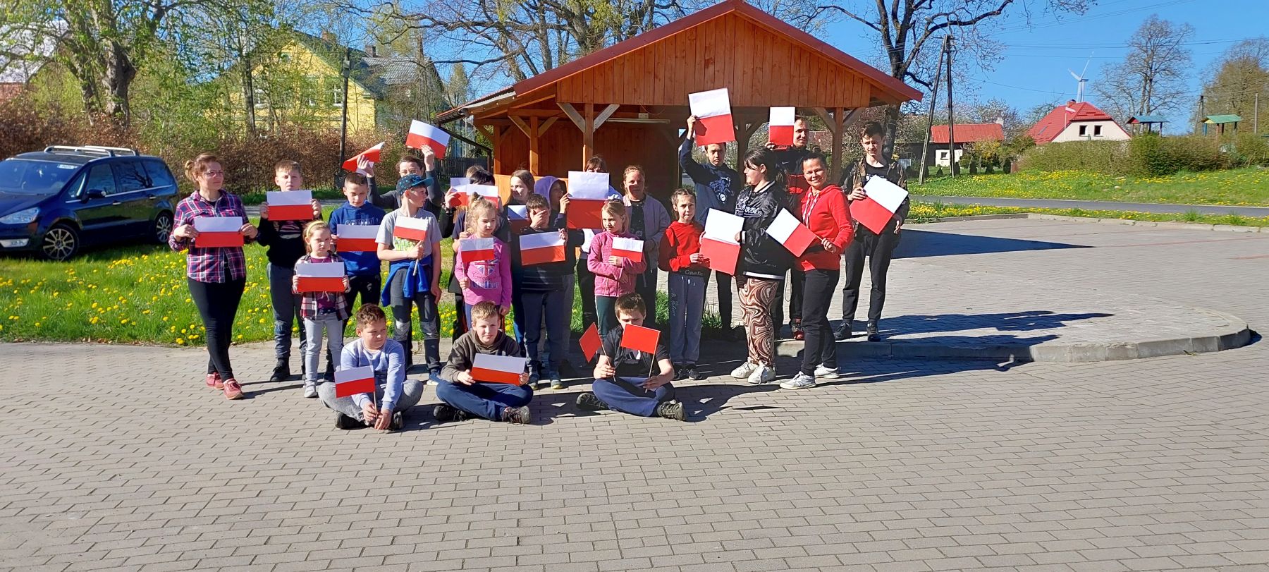 Uczestnicy integracyjnej majówki przed wiatą w Gorzycy. 