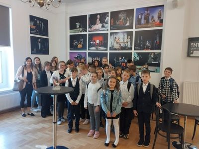 Widzowie spektaklu pt. Pinokio ze Szkoły Podstawowej z Lejkowa. 