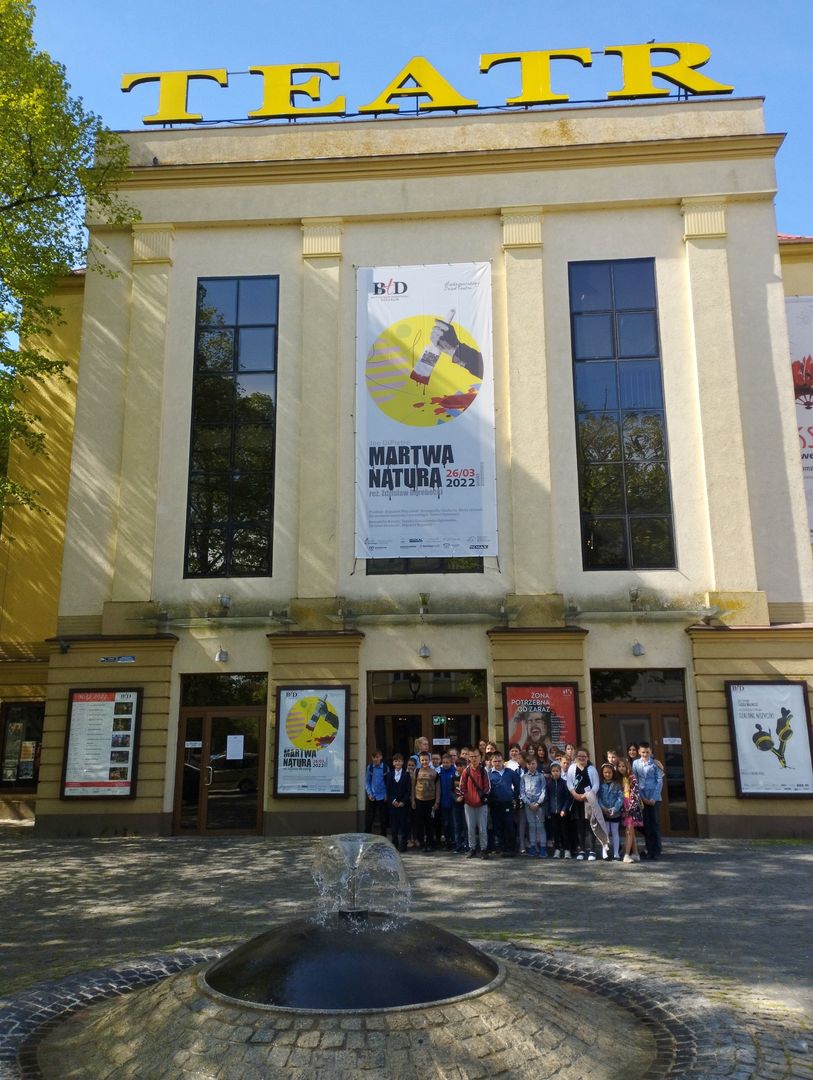 Uczniowie Szkoły Podstawowej w Lejkowie przed budynkiem teatru.